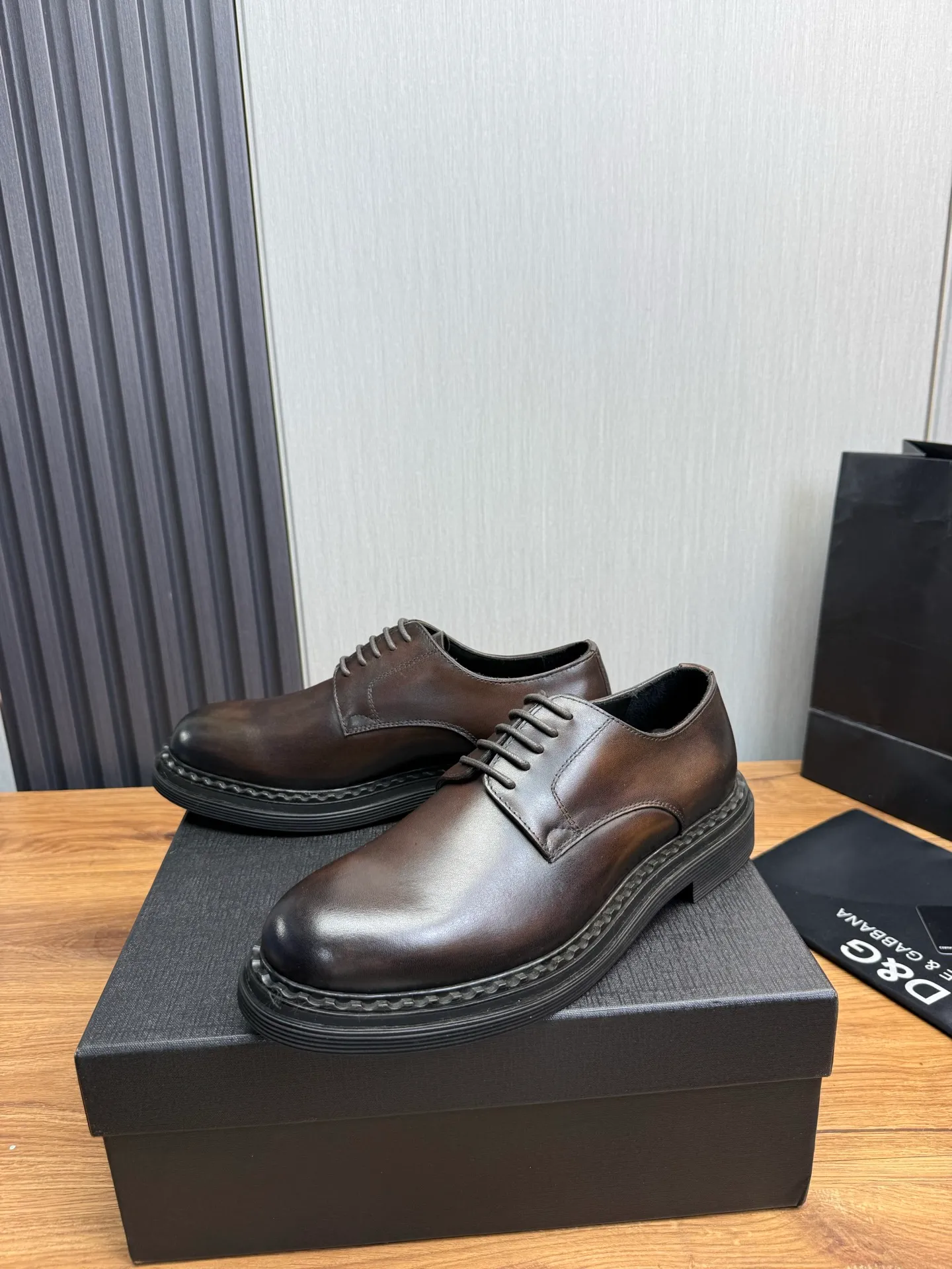 Men's shoes 💰900💰 DG. Men's casual lace-up leather shoes, the latest hot style 🔥 1:1 original purchase quality, top quality goods ⬆️The upper is imported open-edge beaded cowhide, cowhide, and cow suede. The hand-made three-dimensional stitching highlights the round toe design. The inner foot pads are all imported cowhide, with the original wear-resistant foam outsole, matching code 39-44, (38, 45 custom-made, non-returnable)